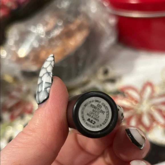 MAC Cosmetics Matte Lipstick - Honeylove  605 - Picture 4 of 5